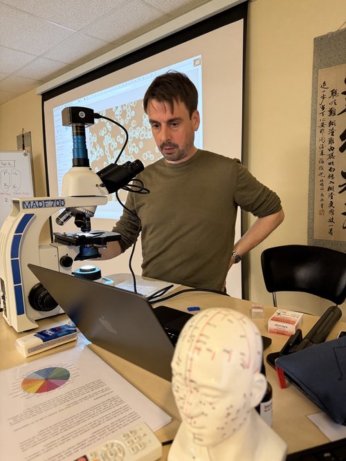 Análisis con microscopio de campo oscuro durante una formación